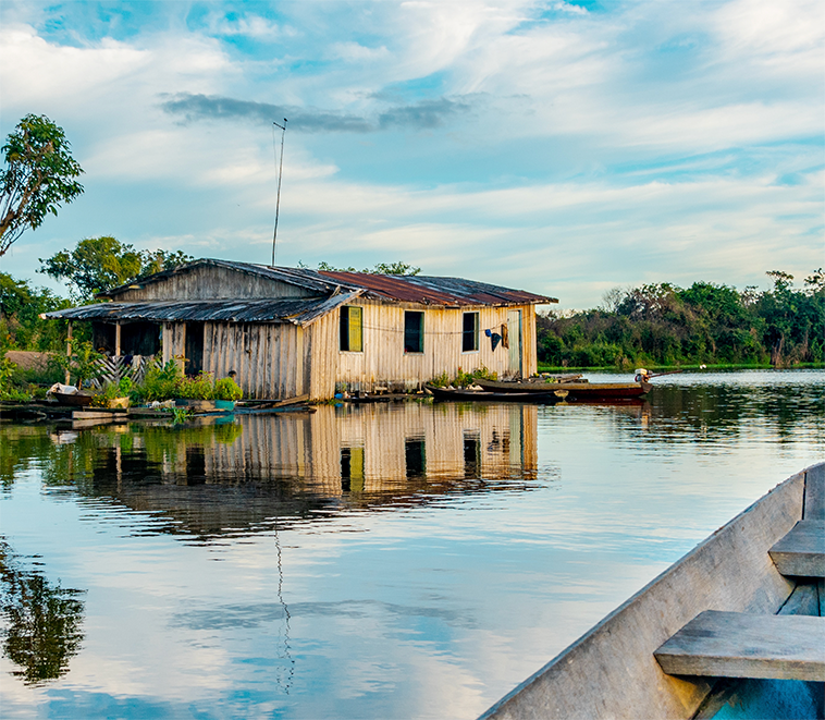 Casa perto de rio na Amazônia.